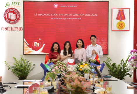 Bà Văn Thị Thùy Yến Cán Bộ Vpmn Idt Nhận Quà Lưu Niệm Của Ban Tổ Chức (người Thứ 2 Bên Trái Ảnh)